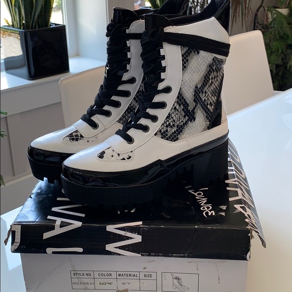 Wild Diva Soldier lace-up boot - size 6 - Picture 3 of 10